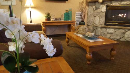 a living room with a fireplace and a coffee table at Baymont by Wyndham Coeur D Alene in Coeur d'Alene