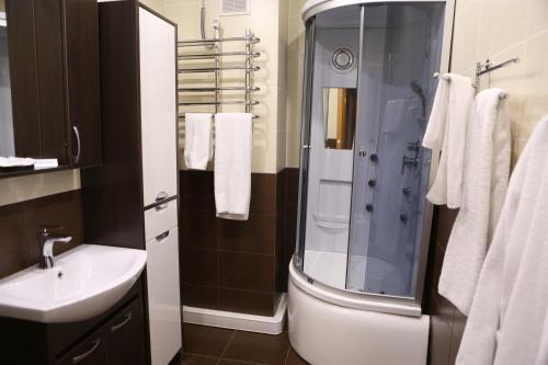 ユジノ・サハリンスクにあるホテル モネロンのバスルーム(シャワー、トイレ、シンク付)