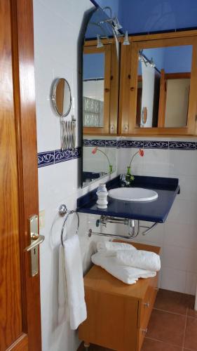 a bathroom with a sink and a mirror at Ático con vistas al mar in Puerto Naos