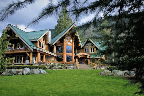 Casa de madera grande con techo verde en The Rockwell-Harrison Guest Lodge, en Harrison Hot Springs