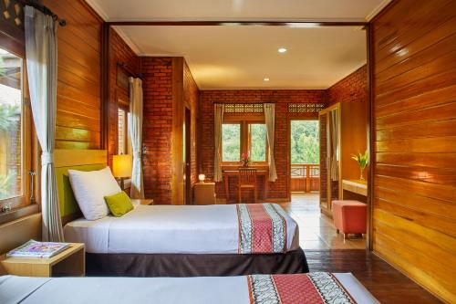 Postel nebo postele na pokoji v ubytování Jambuluwuk Convention Hall & Resort Puncak