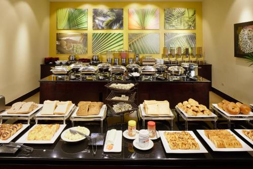 een buffet met veel verschillende soorten eten bij Dusit Beach Resort Guam in Tumon