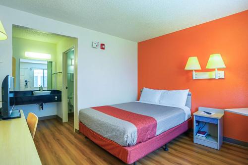Un pat sau paturi într-o cameră la Motel 6-Yuma, AZ - East
