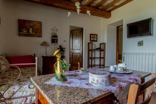 Μια τηλεόραση ή/και κέντρο ψυχαγωγίας στο Agriturismo Specchio Del Lago
