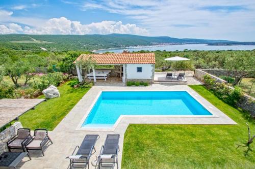 una foto di una villa con piscina di Salt & Sand Villa a Kornić
