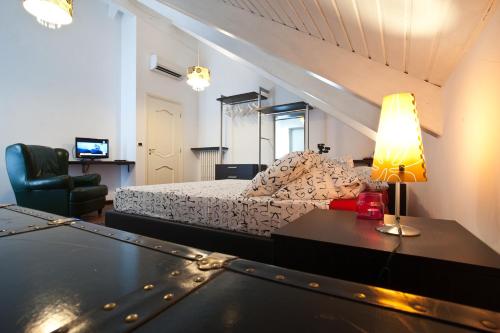 una camera con letto e tavolo con lampada di Saint Patrick Guest House a Barletta