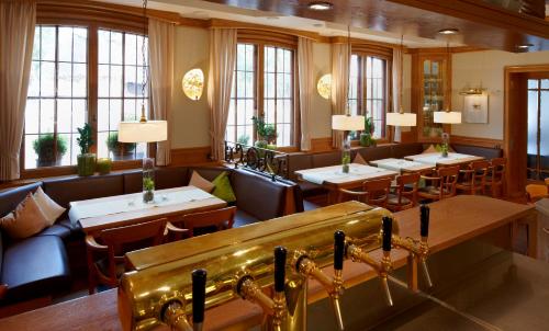 um restaurante com mesas, cadeiras e janelas em Grothenns Hotel 3-Sterne superior em Bremen