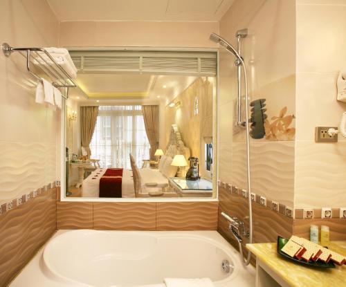 Phòng tắm tại Hanoi Hotel Royal