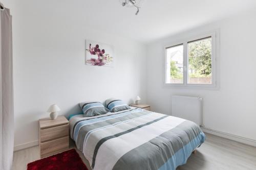 Un pat sau paturi într-o cameră la Brassens by Cocoonr