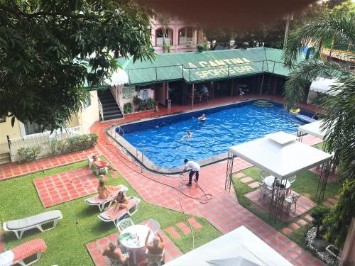 una vista aérea de una piscina con gente en ella en Orchid Inn, en Ángeles