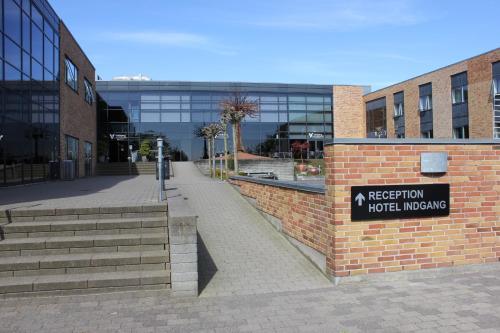 a sign on the side of a brick building at Vildbjerg Sports Hotel & Kulturcenter in Vildbjerg