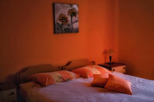 Ένα ή περισσότερα κρεβάτια σε δωμάτιο στο Gostilna Metka