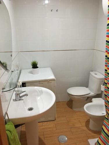 łazienka z białą umywalką i toaletą w obiekcie Estudio Hoyo w mieście Torremolinos