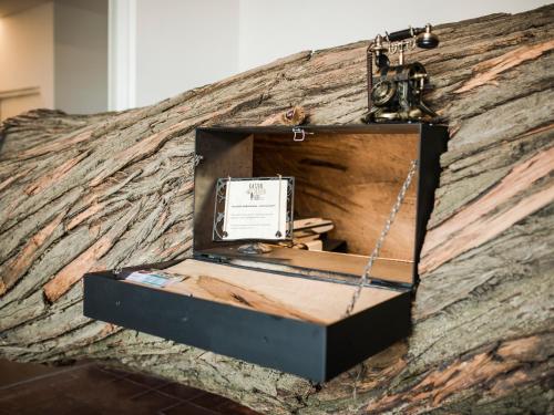 a wooden box sitting on top of a wall at Garni Hotel Katzenthalerhof in Lana