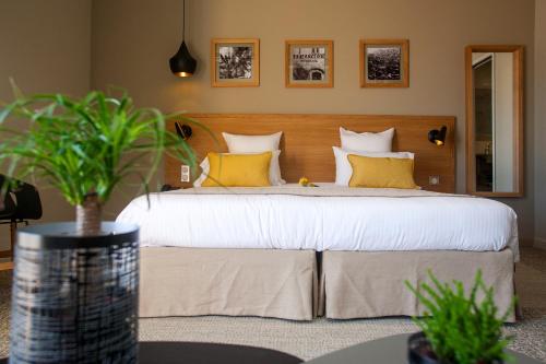 מיטה או מיטות בחדר ב-Hôtel La Caravelle