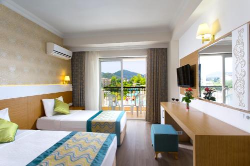 Postel nebo postele na pokoji v ubytování Kemer Dream Hotel