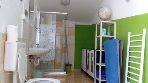 y baño con aseo y lavamanos. en Sunflower Accommodation, en Liubliana