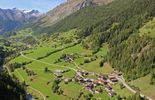 プレーグラーテンにあるGastehaus Alpenruhの山渓の村の空中