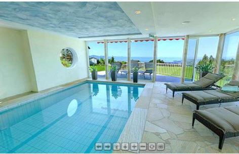 una gran piscina en una casa grande en Hotel Sonnenhof, en Eichenberg