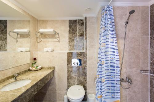 Koupelna v ubytování Kemer Dream Hotel