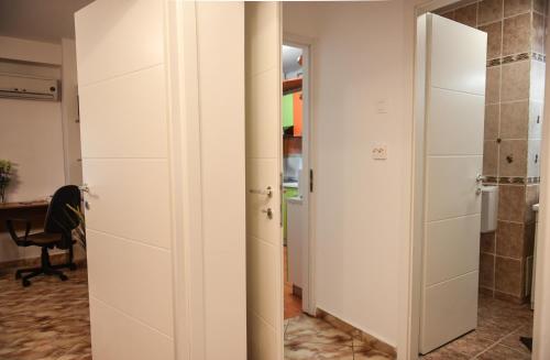 Cette chambre dispose d'un couloir avec des portes blanches. dans l'établissement Chic Apartment Near City Center, à Cluj-Napoca