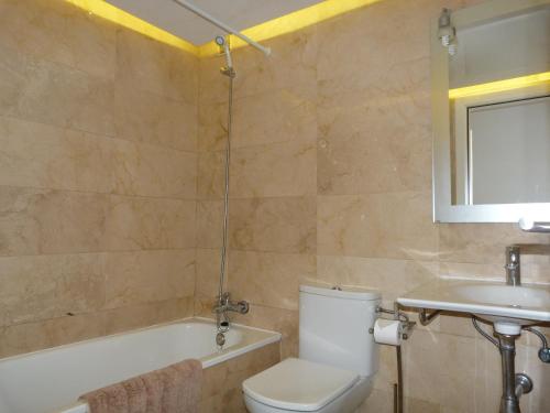 een badkamer met een toilet, een bad en een wastafel bij El Salon, Nerja BLUEWATER VILLAS in Nerja