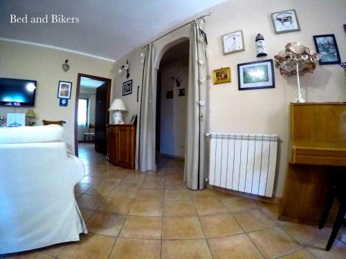 sala de estar con cama y pasillo en Bed And Bikers, en Riano