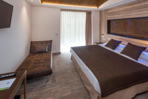 Ένα ή περισσότερα κρεβάτια σε δωμάτιο στο Hotel GHT Neptuno-Tossa & Venus SPA