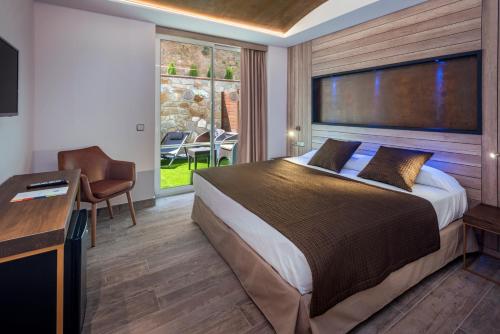 Ένα ή περισσότερα κρεβάτια σε δωμάτιο στο Hotel GHT Neptuno-Tossa & Venus SPA
