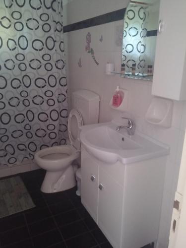 Ванная комната в Bousounis Apartments