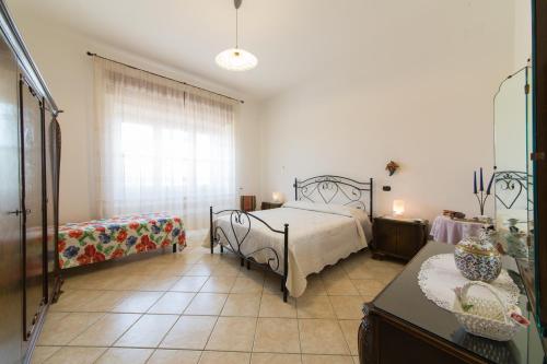 マリーナ・ディ・マンカヴェルサにあるCasa Vacanze Mariaのベッドルーム1室(ベッド1台、テーブル、窓付)