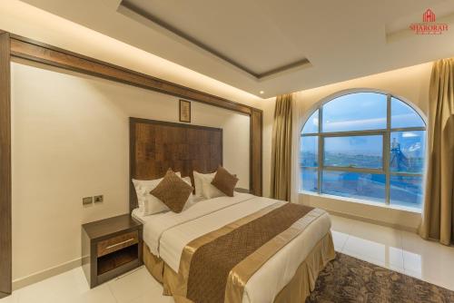 Un pat sau paturi într-o cameră la Sharurah Plaza Hotel