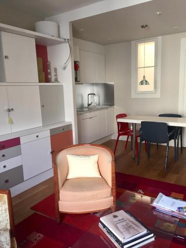 un salon avec une chaise et une table dans l'établissement Appartement Saint-Dominique 7 eme, à Paris