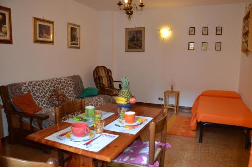 sala de estar con mesa y sofá en La Casetta, en Stazzano