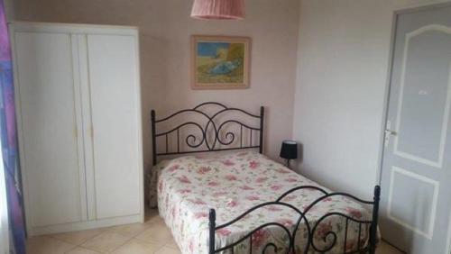 une chambre avec un lit avec un couvre-lit fleuri dans l'établissement Paradise House, à Crillon-le-Brave