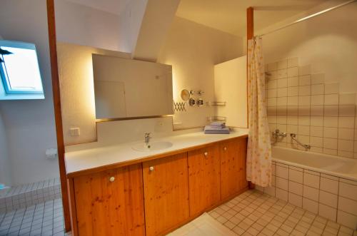un baño con lavabo y bañera en Altstadt Appartements, en Augsburg
