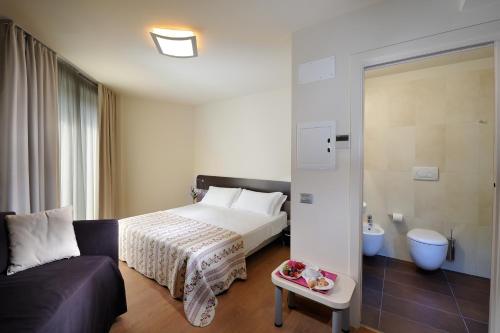 Tempat tidur dalam kamar di Hotel Pasha