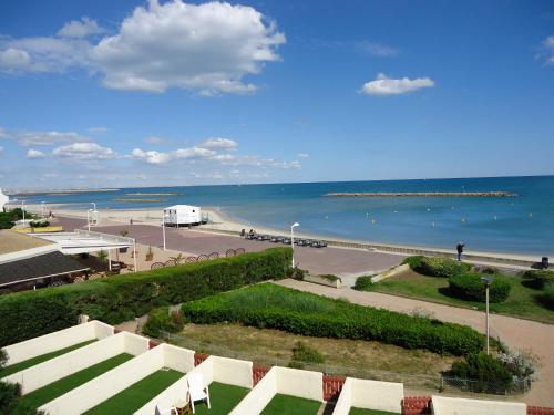 a view of a beach and the ocean at Résidence de Tourisme l'Albatros in Palavas-les-Flots