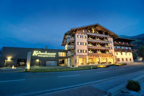 a building on the side of a street at night at Das gemütliche Dorfhotel Kaltenhauser in Hollersbach im Pinzgau