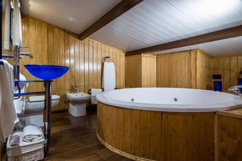 baño con bañera grande y aseo en Casa Rural EL CANAL 2LM en Campillos