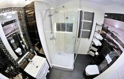 コウォブジェクにあるLuxury Marina Apartmentのバスルーム(シャワー、シンク付)