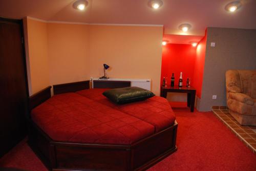 Ένα ή περισσότερα κρεβάτια σε δωμάτιο στο HOTEL VILA MITIC LUXX SPA centar