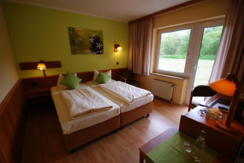 Un pat sau paturi într-o cameră la Hotel Tanneneck
