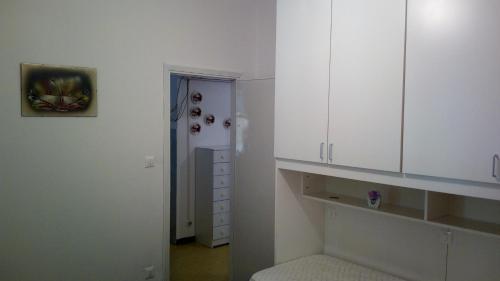 リド・ディ・ヴォラーノにあるMare Pinetaの白いキャビネット付きの白いキッチン、玄関