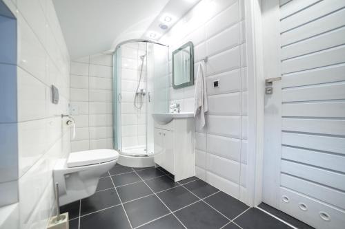 uma casa de banho branca com um WC e um lavatório em Apartament Iwona em Kobyla Góra