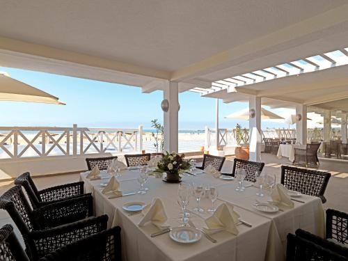un tavolo con bicchieri e tovaglioli sulla spiaggia di Atlas Essaouira Riad Resort a Essaouira