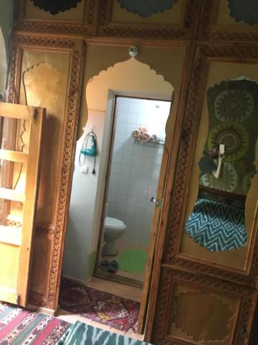 サマルカンドにあるANTICA Family Guest Houseのバスルーム(鏡、トイレ付)