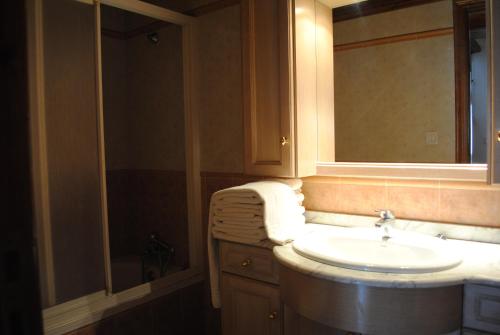 W łazience znajduje się umywalka i lustro. w obiekcie Abuelo Duplex w mieście Mora de Rubielos