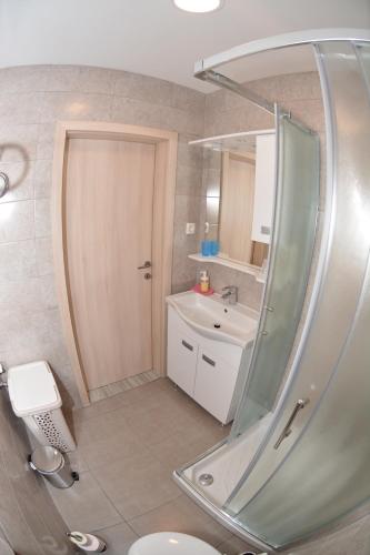een badkamer met een douche en een wastafel bij Apartment April in Bled