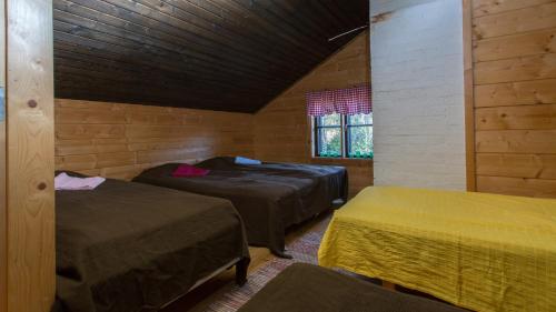 MoksinkyläにあるRiihipiiloのベッド2台と窓が備わる客室です。